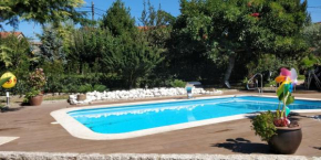 Piso independiente en casa con jardín, piscina y barbacoa privados